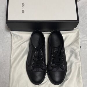 Gucci Elegant Black Lace-Up Sneakers